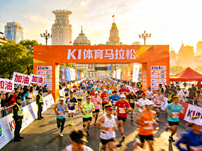 K1体育策划的大型城市马拉松赛事活动现场，人群涌动